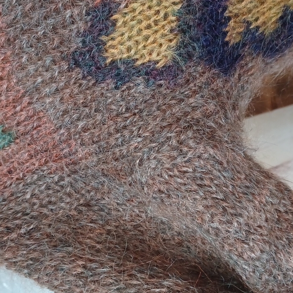 Laura Johnson sweater - Picture 8 of 16